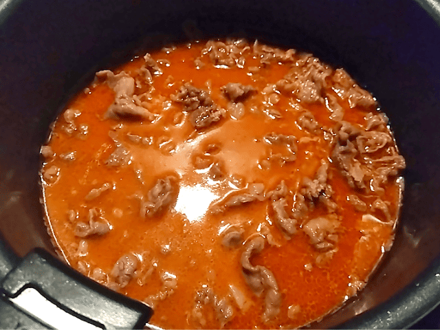 業務スーパーのルンダンの素と牛肉とココナッツクリームを煮込む画像