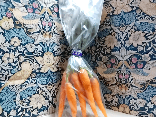 大地を守る会の葉つきにんじんの画像