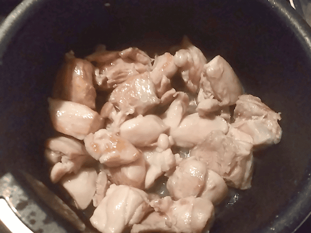 鶏もも肉を焼く画像