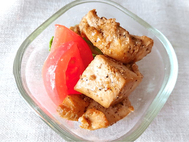 【作り置き＆お弁当】鶏むね肉のしっとり♡オレンジ焼きのレシピ【簡単】