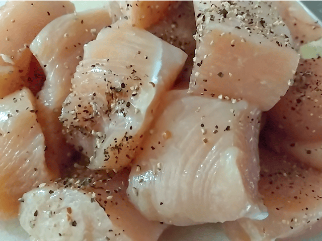 鶏むね肉のオレンジ焼きの鶏肉に胡椒を振った画像