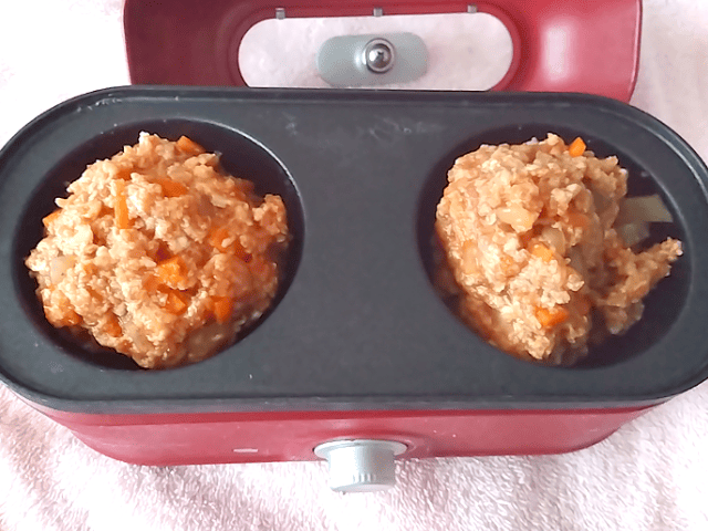 格之進×ライソンのハンバーグ焼き器で作る豚つくねを焼く画像