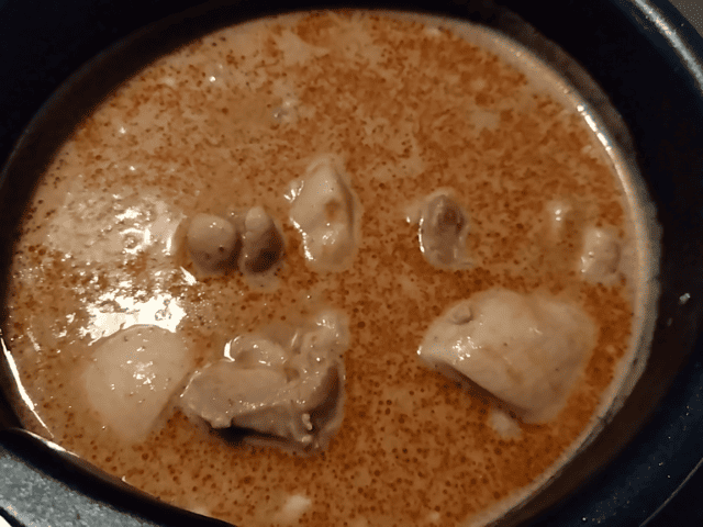 業務スーパーのグライの素にココナッツクリームを入れて煮込む画像