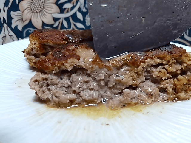 普通のハンバーグの画像