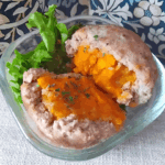 格之進×ライソンのハンバーグ焼き器で作る"ピリ辛!!かぼちゃサラダの包み焼き"のレシピをご紹介