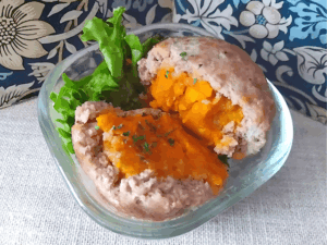 格之進×ライソンのハンバーグ焼き器で作る"ピリ辛!!かぼちゃサラダの包み焼き"のレシピをご紹介