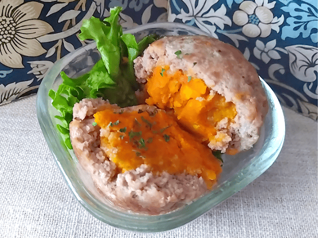 格之進×ライソンのハンバーグ焼き器で作る"ピリ辛!!かぼちゃサラダの包み焼き"のレシピをご紹介