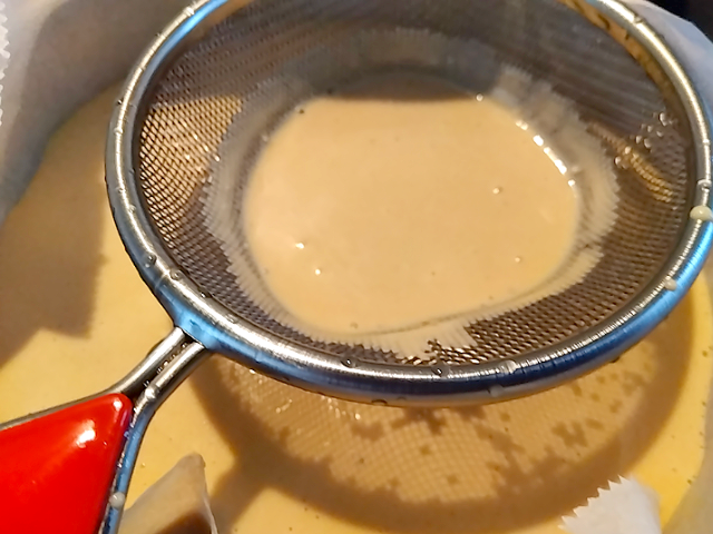 紅茶のバスクチーズケーキの生地をこしている画像