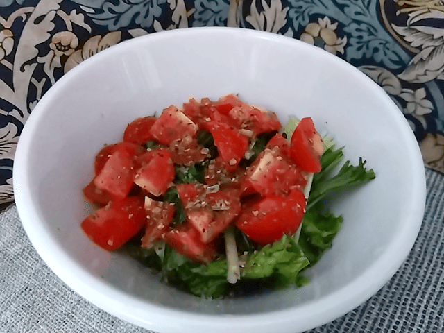 業務スーパーのハーブソルトイタリアンミックスでサラダを和えた画像