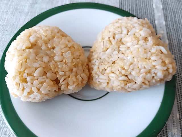 普段の塩と北谷の塩を使った塩むすびの比較画像