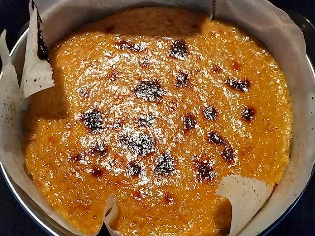 紅茶のバスクチーズケーキの焼きたての画像