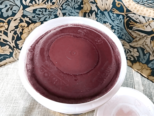 業務スーパーのアサイーバナナブレンドのフタを取った画像