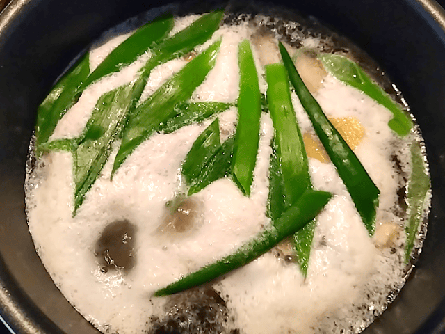 手羽元で作る出汁からアクを取る画像