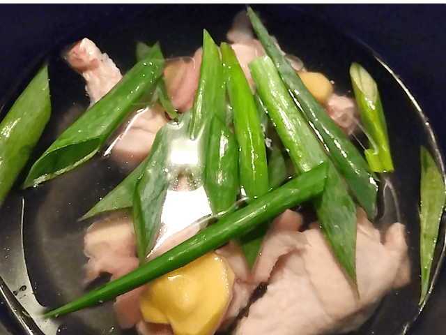 手羽元から出汁を取る画像