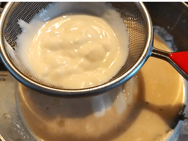 絹ごし豆腐をこす画像