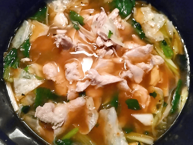 手羽元で出汁を取って野菜を入れた画像