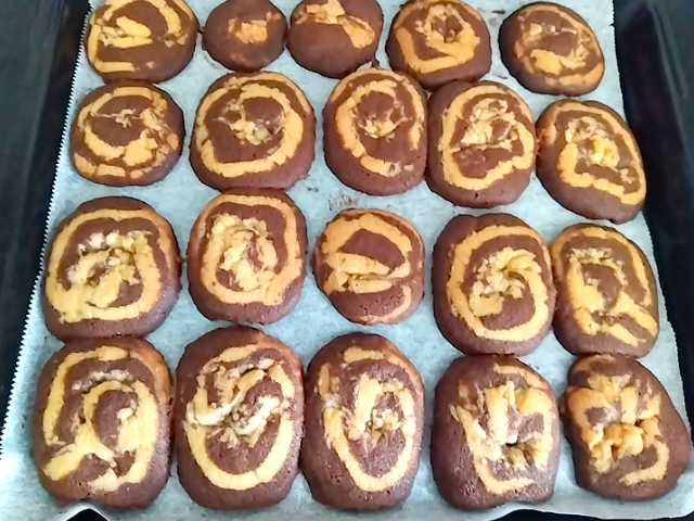 1回目のアイスボックスクッキーの焼きたての画像