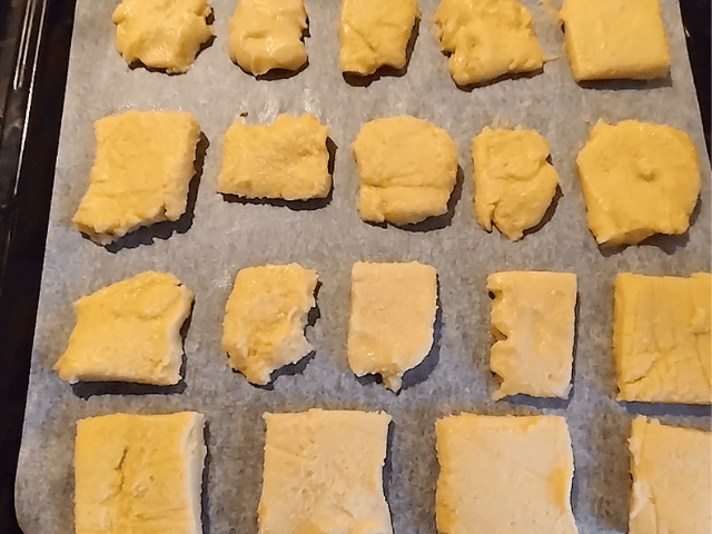 レモンクッキーの生地を切った画像