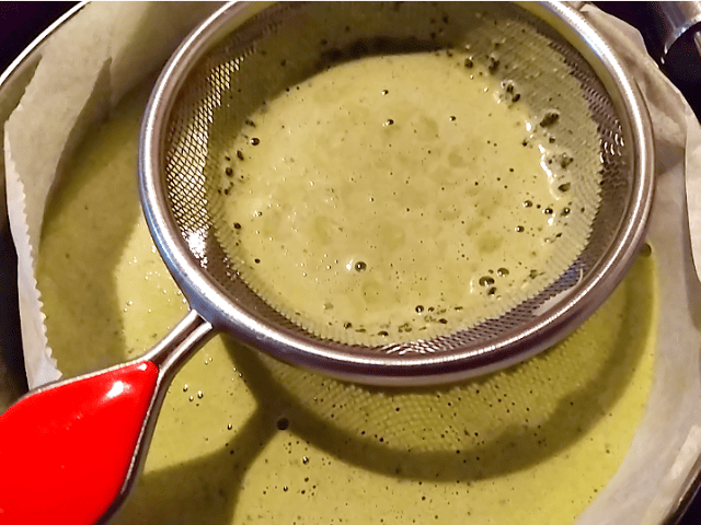 抹茶のチーズケーキの生地をこす画像