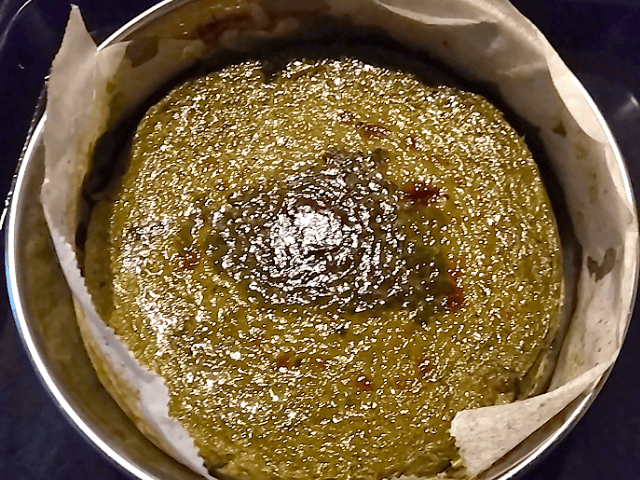 焼きたての抹茶のチーズケーキの画像