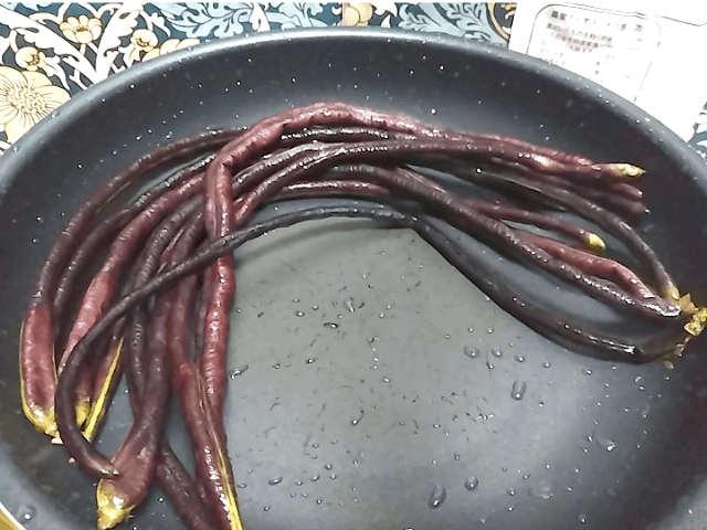 大地を守る会の紫ささげを茹でる画像