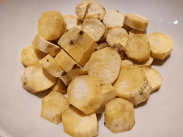 大地を守る会のさつまいもを切った画像