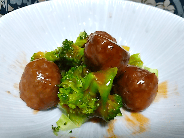 石井食品のミートボールとブロッコリーの和え物の画像