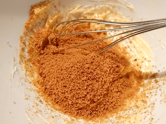 黒糖をふるいにかけた画像