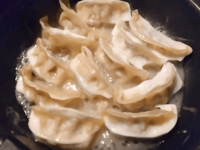 大阪王将の羽根つきスタミナ肉餃子を焼く画像