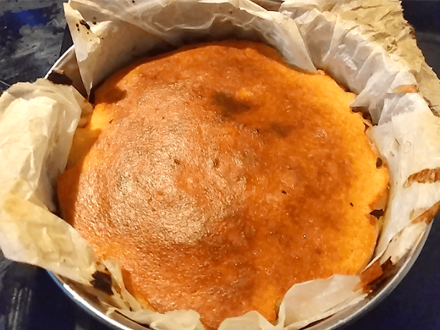 手作りクリームチーズで作るさつまいものチーズケーキの焼きたて画像