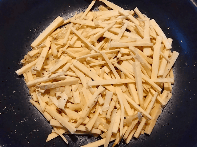 さつまいもとチーズの平焼きを焼く画像