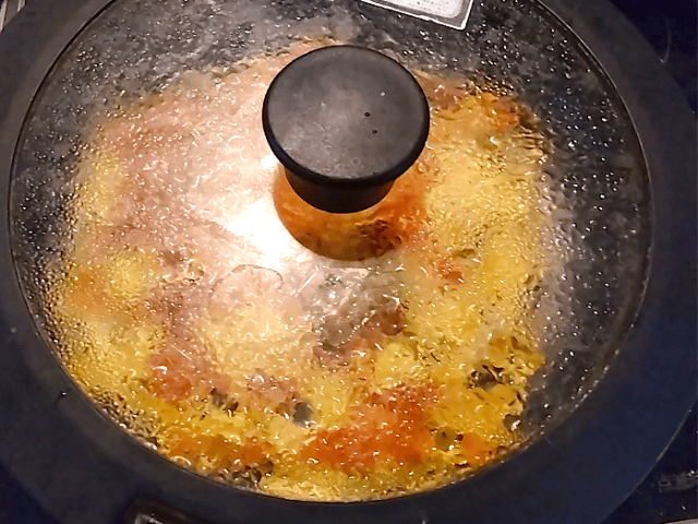 さつまいもとチーズの平焼きのフタをした画像