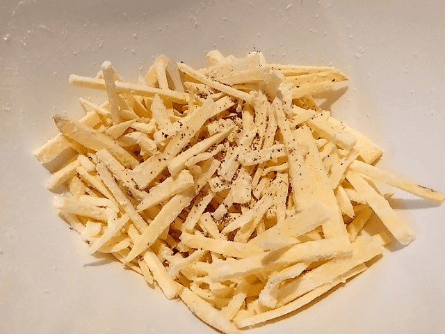 さつまいもとチーズの平焼きの材料を混ぜ合わせた画像