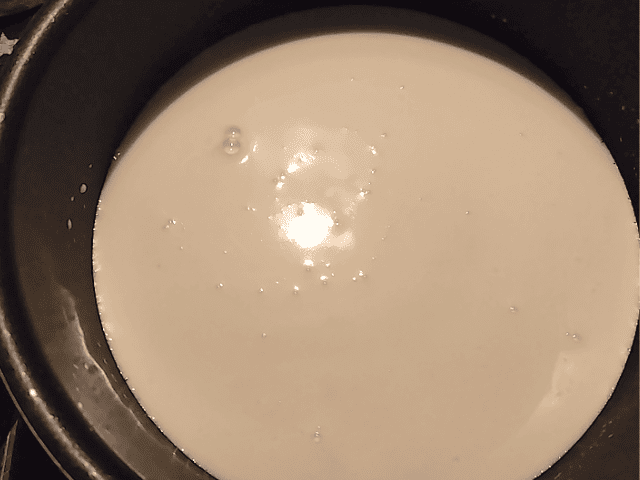 手作りクリームチーズの材料を鍋で温める画像