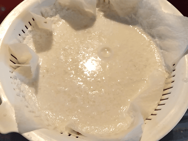 手作りクリームチーズをこす画像