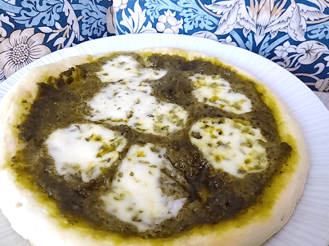 イオンで購入したDamicoのジェノベーゼソースのピザの画像