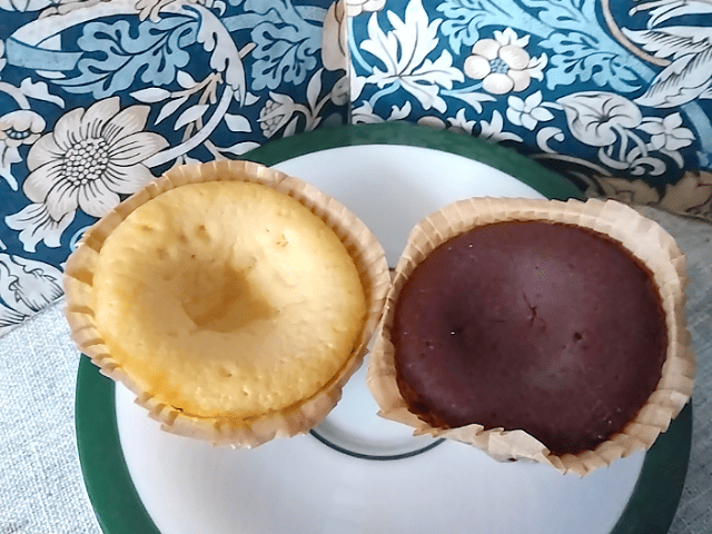 業務スーパーのフォンダンショコラ2種を並べた画像