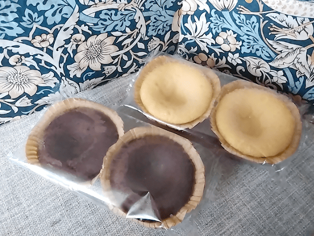 業務スーパーのフォンダンショコラ2種を箱から出した画像