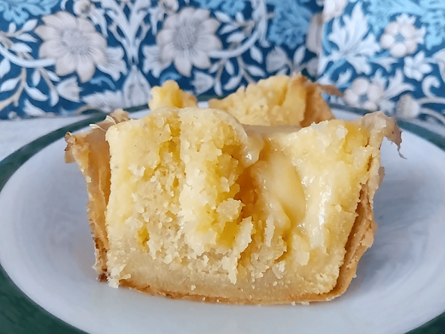 業務スーパーのフォンダンショコラホワイトを半分にしが画像