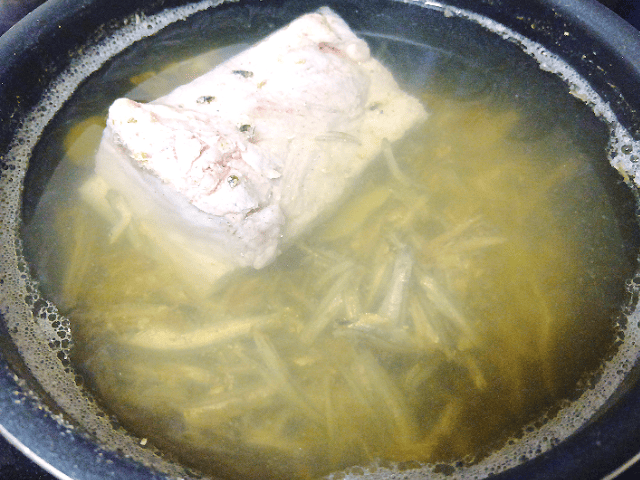 お店級煮干しラーメンの出汁を取り終わった画像