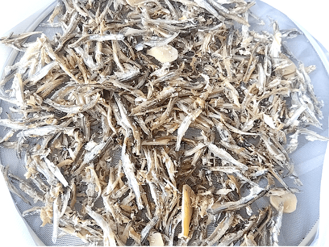 お店級煮干しラーメンの煮干しを干した画像