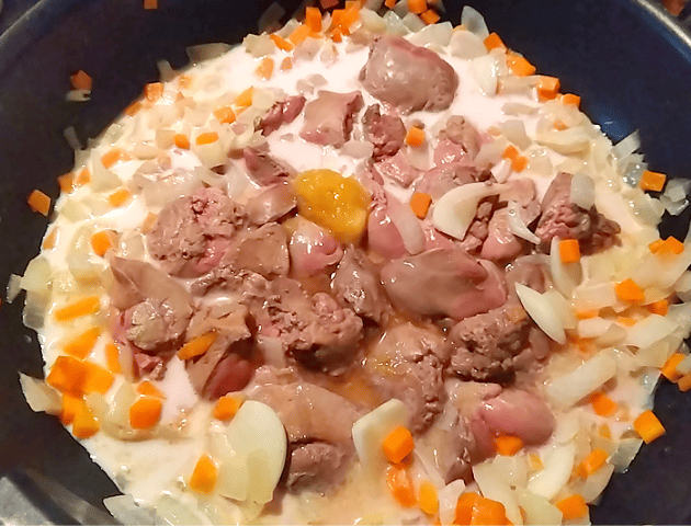 レバーパテの野菜とレバーと調味料を加えた画像