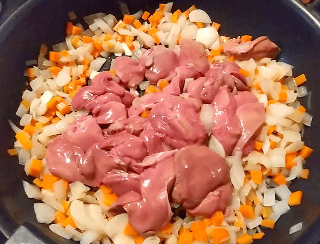 レバーパテの野菜とレバーを炒める画像