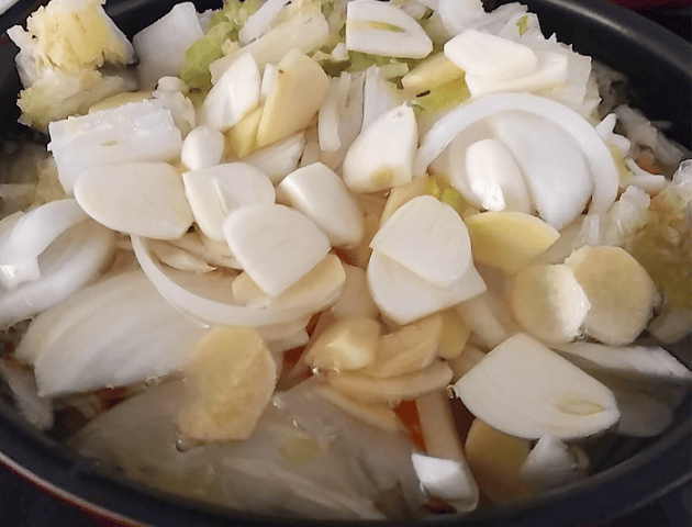 塩麹ラーメンのだしを取る画像