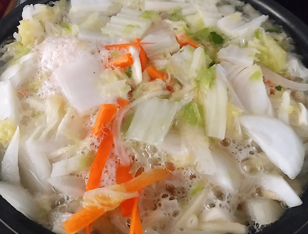 塩麴ラーメンのだしを取る画像