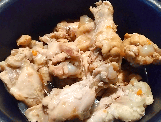 だしを取った鶏手羽元を煮る画像