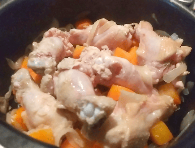 鶏手羽元のワイン煮込みの鶏手羽と野菜を炒める画像