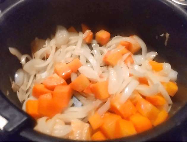 鶏手羽元のワイン煮込みの野菜を炒める画像