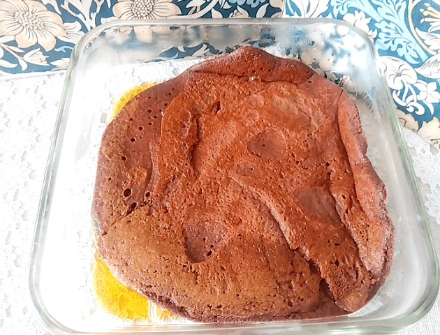 とろとろティラミスのスポンジをコーヒーに浸す画像