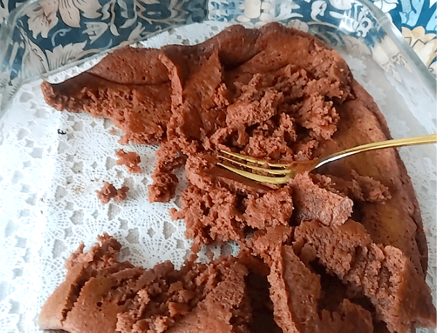 とろとろティラミスのスポンジを崩す画像